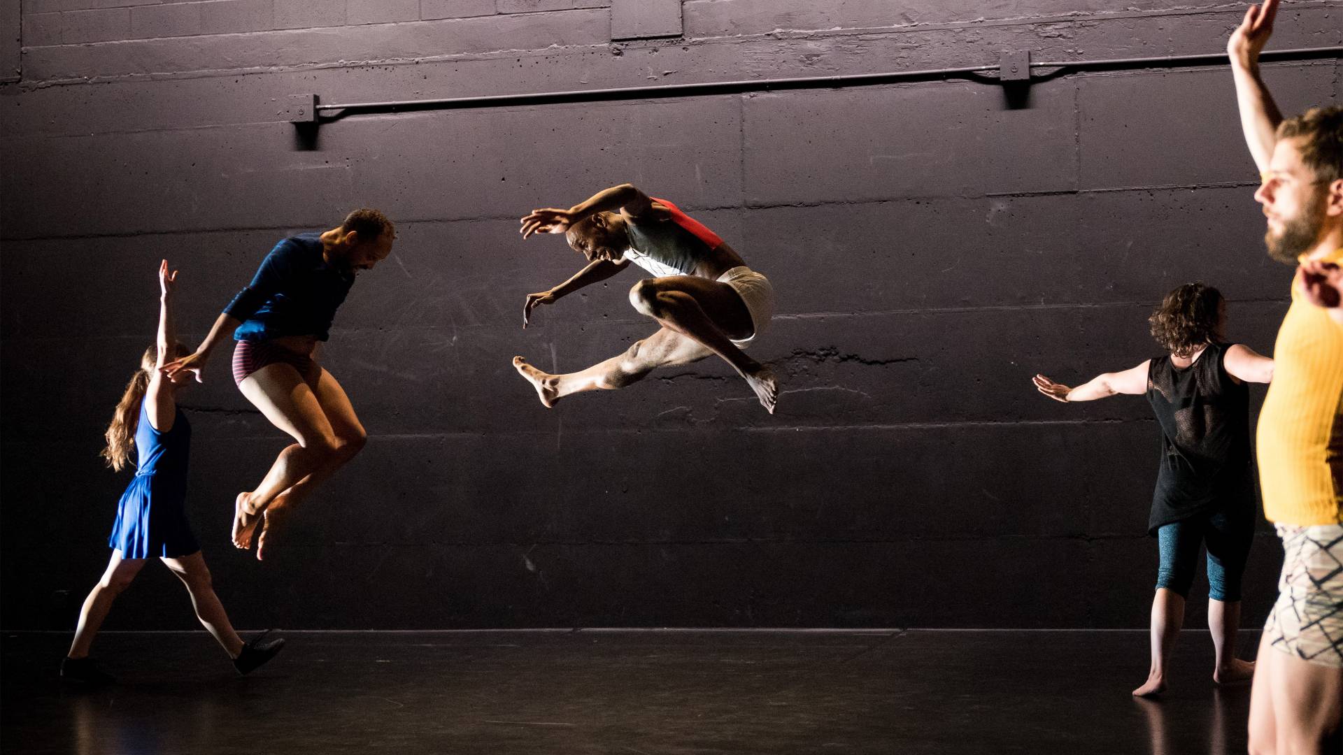 5 dancers make 5 shapes