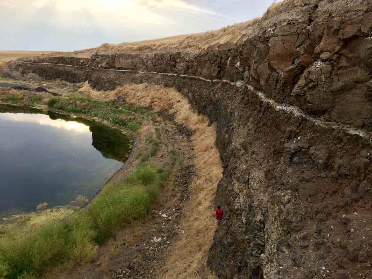 An ash bed cuts between two basalt flows